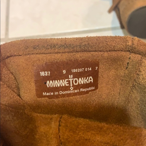 Minnetonka 3 Layer Fringe Boot - Picture 5 of 12